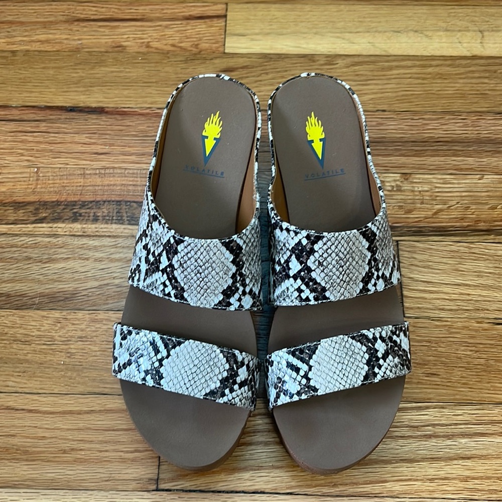 Volatile Brand Snake Skin Wedge Sandals Size 8 NWOT